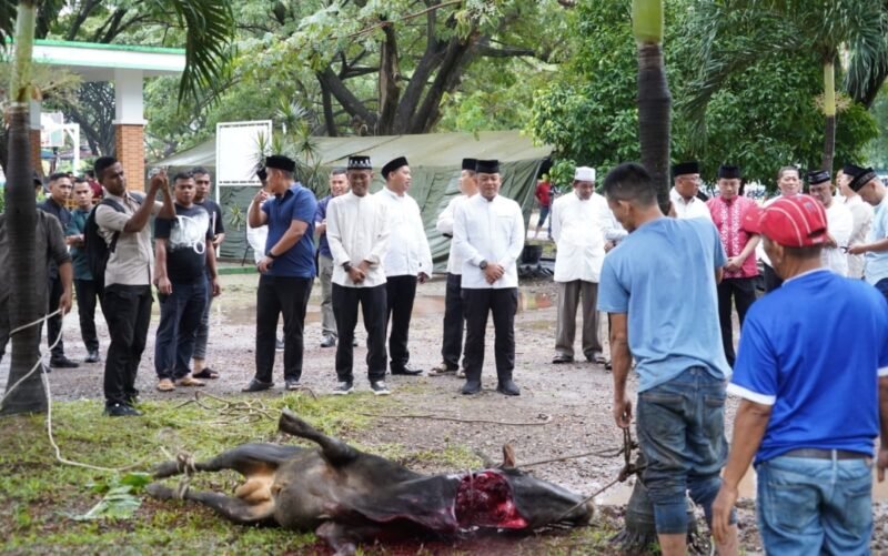 Kasdam IM Brigjen TNI Dwi Sasongko menyerahkan secara simbolis daging Meugang kepada masyarakat di Lapangan Blang Padang, Banda Aceh, Selasa (17/2/2026), sebagai bentuk pelestarian budaya dan kepedulian sosial menyambut Ramadan 1447 H.
