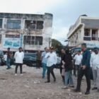 Wali Kota Banda Aceh, Illiza Sa’aduddin Djamal, meninjau lokasi eks Pasar Aceh Shopping Center yang telah rampung dibongkar dan akan dimanfaatkan sebagai Pasar Ramadhan untuk mendukung pertumbuhan UMKM, Senin (16/2/2026).