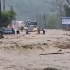 Petugas mengevakuasi warga terdampak banjir di Kabupaten Tapanuli Tengah, Senin (16/2/2026), setelah luapan sungai merendam permukiman dan memutus akses jalan di sejumlah kecamatan.