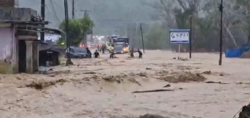 Petugas mengevakuasi warga terdampak banjir di Kabupaten Tapanuli Tengah, Senin (16/2/2026), setelah luapan sungai merendam permukiman dan memutus akses jalan di sejumlah kecamatan.