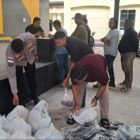 Polda Aceh menyerahkan paket daging meugang kepada personel dan awak media di Mapolda Aceh, Banda Aceh, sebagai bagian dari tradisi menyambut Ramadan, 16–17 Februari 2026.