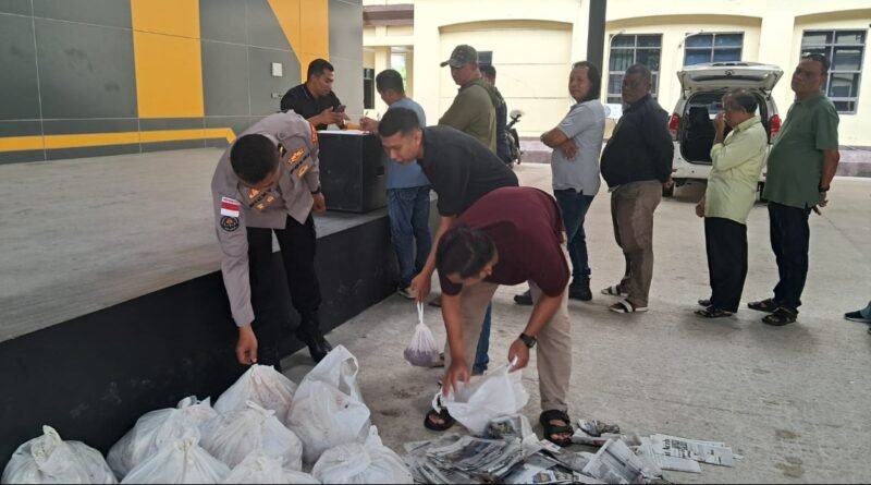 Polda Aceh menyerahkan paket daging meugang kepada personel dan awak media di Mapolda Aceh, Banda Aceh, sebagai bagian dari tradisi menyambut Ramadan, 16–17 Februari 2026.
