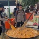 Kapolres Pidie Jaya AKBP Ahmad Faisal Pasaribu bersama Mahasiswa STIK Angkatan 83/WPS menyerahkan sapi Meugang kepada pengungsi banjir di salah satu gampong terdampak di Kabupaten Pidie Jaya, Selasa (17/2/2026).