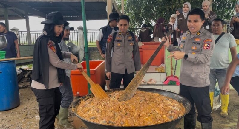 Kapolres Pidie Jaya AKBP Ahmad Faisal Pasaribu bersama Mahasiswa STIK Angkatan 83/WPS menyerahkan sapi Meugang kepada pengungsi banjir di salah satu gampong terdampak di Kabupaten Pidie Jaya, Selasa (17/2/2026).