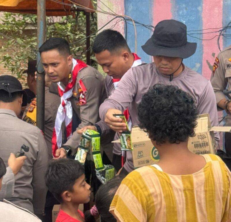 Mahasiswa STIK Lemdiklat Polri Angkatan ke-83 menggelar kegiatan trauma healing bagi anak-anak dan warga terdampak banjir di Desa Buket Linteung, Kecamatan Langkahan, Aceh Utara, Selasa (17/2/2026).