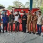 Wakil Bupati Aceh Besar Syukri A. Jalil menyerahkan bantuan daging sapi untuk warga terdampak banjir di Posko BPBD Aceh Besar, Selasa (17/02/2026), sebagai dukungan tradisi meugang menjelang Ramadan 1447 H.
