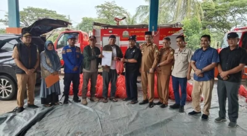 Wakil Bupati Aceh Besar Syukri A. Jalil menyerahkan bantuan daging sapi untuk warga terdampak banjir di Posko BPBD Aceh Besar, Selasa (17/02/2026), sebagai dukungan tradisi meugang menjelang Ramadan 1447 H.