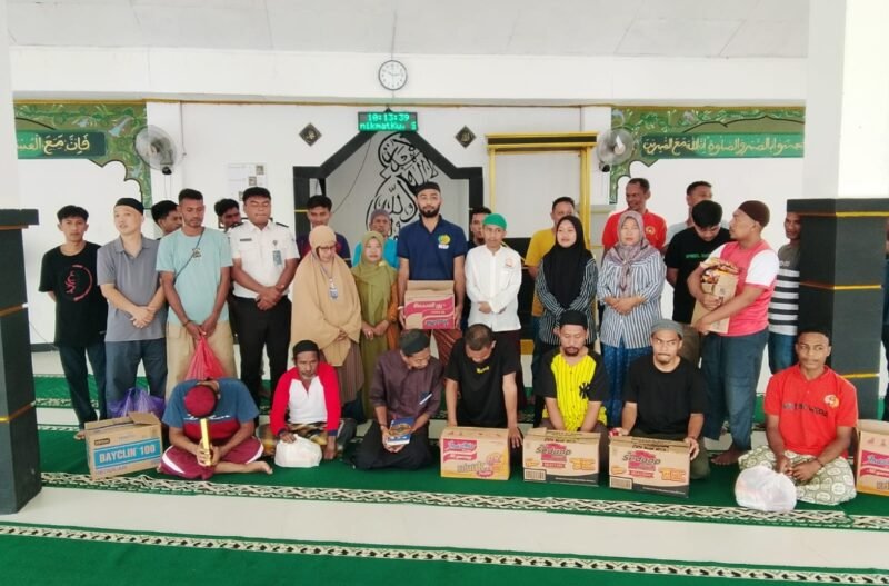 Petugas Kemenag bersama jajaran Rutan Kelas IIB Weda membagikan snack kepada warga binaan dalam rangka menyambut Ramadan 1447 H, Rabu (18/2/2026). Kegiatan berlangsung aman dan tertib.