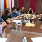 Bupati Aceh Besar, Muharram Idris, memimpin rapat lanjutan penyelesaian sengketa Pilchiksung Gampong Lambheu di Gedung Dekranasda Aceh Besar, Senin (16/2/2026).
