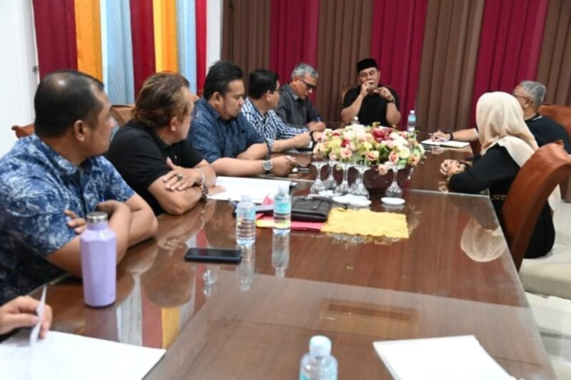 Bupati Aceh Besar, Muharram Idris, memimpin rapat lanjutan penyelesaian sengketa Pilchiksung Gampong Lambheu di Gedung Dekranasda Aceh Besar, Senin (16/2/2026).