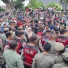 Ribuan warga memadati Pendopo Gubernur Aceh untuk berharap bantuan uang daging meugang menjelang Ramadhan, meski hujan mengguyur kawasan tersebut.(18/2/2026)