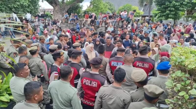 Ribuan warga memadati Pendopo Gubernur Aceh untuk berharap bantuan uang daging meugang menjelang Ramadhan, meski hujan mengguyur kawasan tersebut.(18/2/2026)