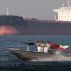 Kapal tanker melintasi perairan Selat Hormuz yang strategis, jalur utama distribusi hampir 20 persen minyak dunia yang kini ditutup sementara oleh Iran.(18/2/2026)