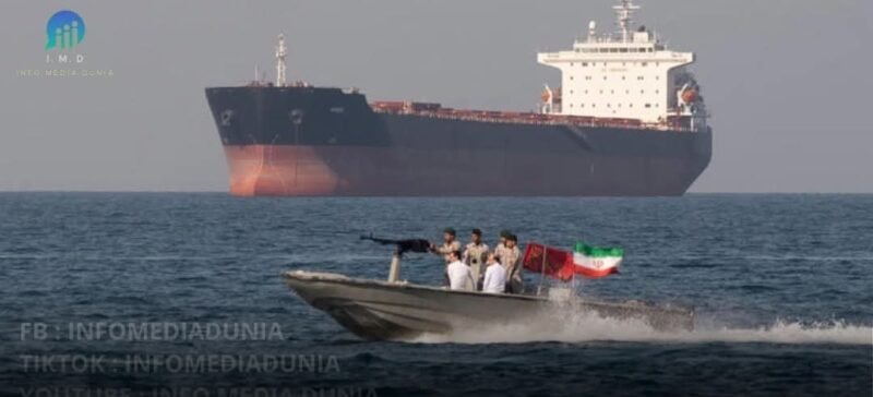 Kapal tanker melintasi perairan Selat Hormuz yang strategis, jalur utama distribusi hampir 20 persen minyak dunia yang kini ditutup sementara oleh Iran.(18/2/2026)