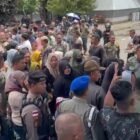 Ribuan warga memadati halaman Pendopo Gubernur Aceh di Banda Aceh, Rabu (18/2/2026), untuk menerima uang meugang yang dibagikan usai salat zuhur.