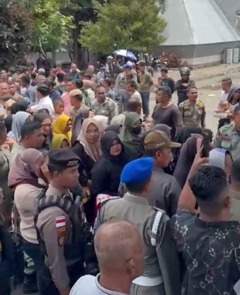 Ribuan warga memadati halaman Pendopo Gubernur Aceh di Banda Aceh, Rabu (18/2/2026), untuk menerima uang meugang yang dibagikan usai salat zuhur.