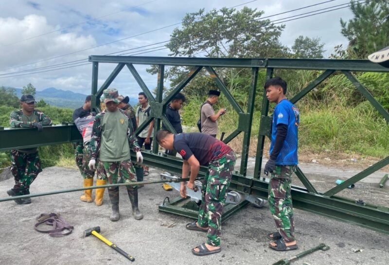 Personel TNI Satgas Gulbencal mempercepat pembangunan jembatan Bailey di Desa Karang Rejo, Bener Meriah, guna memulihkan akses transportasi masyarakat pascabencana menjelang Ramadhan.(18/2/2026)