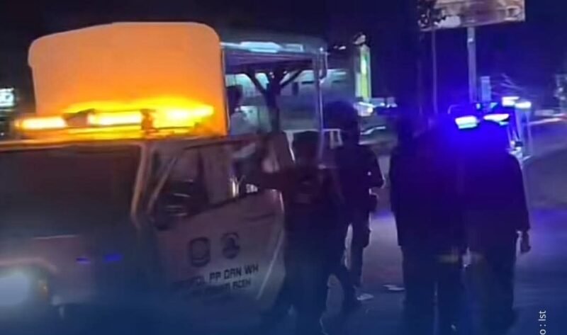 Petugas Satpol PP/WH Banda Aceh mengamankan sejumlah pria dalam operasi patroli rutin Tim Kalong di kawasan taman Krueng Aceh, Rabu (18/2/2026) dini hari.