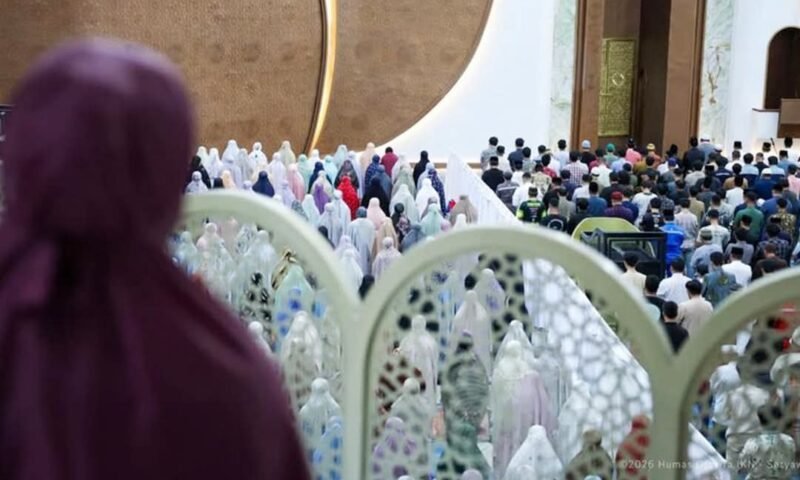 Ribuan jamaah bersama Kepala Otorita IKN Basuki Hadimuljono melaksanakan salat tarawih perdana 1 Ramadan 1447 H di Masjid Negara IKN, menandai tumbuhnya kehidupan spiritual di kawasan ibu kota baru.(18/2/2026)