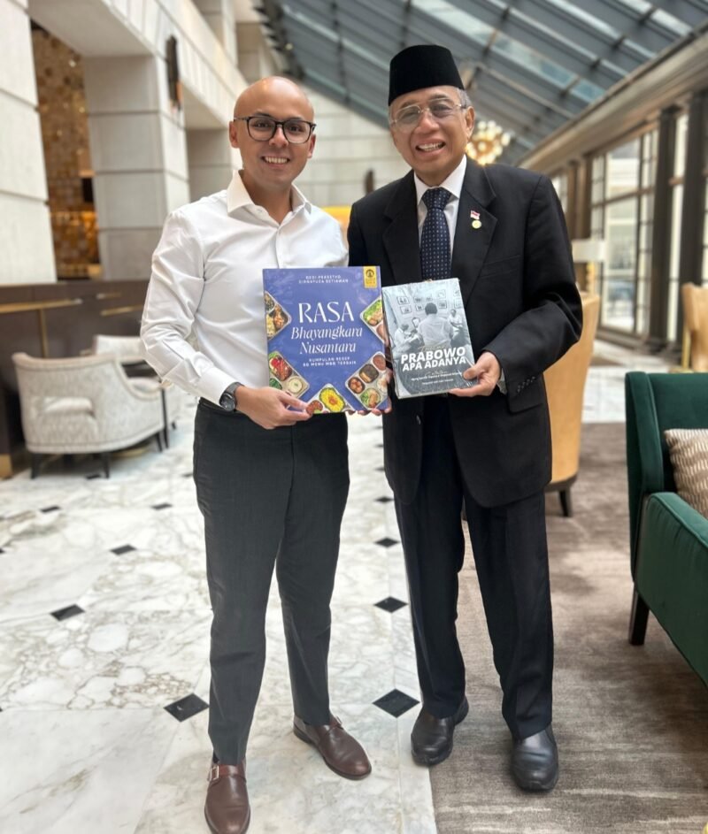Penyerahan buku Taste of Nusantara: 80 Bhayangkara Menu for Indonesia’s Free Nutritious Meals Program oleh Asisten Khusus Presiden RI Dirgayuza Setiawan kepada Duta Besar RI untuk Amerika Serikat di Washington D.C. sebagai bagian dari diplomasi kultural Indonesia memperkenalkan kuliner Nusantara dan program Makan Bergizi Gratis ke tingkat global.(18/2/2026)