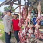 Personel Polsek Dewantara melakukan pengamanan dan pengaturan arus lalu lintas di Pasar Keude Krueng Geukueh, Kabupaten Aceh Utara, saat meningkatnya aktivitas masyarakat menjelang tradisi Meugang Idul Fitri 1447 H.(18/2/2026)