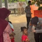 Mahasiswa STIK Lemdiklat Polri Angkatan 83/WPS bersama personel Polres Pidie Jaya memberikan kegiatan trauma healing kepada anak-anak dan masyarakat terdampak banjir dan longsor di Gampong Meunasah Mancang, Kecamatan Meurah Dua, Kabupaten Pidie Jaya, Kamis (19 Februari 2026).