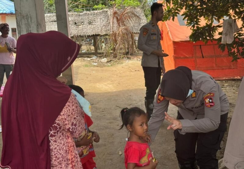 Mahasiswa STIK Lemdiklat Polri Angkatan 83/WPS bersama personel Polres Pidie Jaya memberikan kegiatan trauma healing kepada anak-anak dan masyarakat terdampak banjir dan longsor di Gampong Meunasah Mancang, Kecamatan Meurah Dua, Kabupaten Pidie Jaya, Kamis (19 Februari 2026).