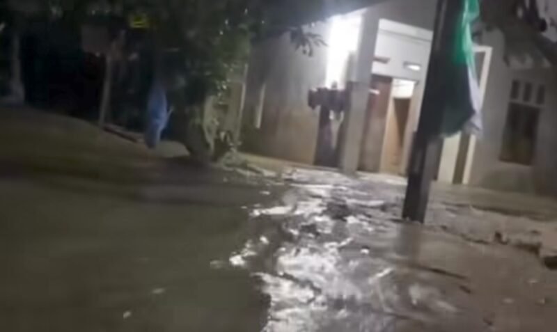 Banjir susulan merendam permukiman warga di Kecamatan Meurah Dua, Kabupaten Pidie Jaya, Rabu malam (18/2/2026), dengan ketinggian air mencapai 30–60 cm akibat luapan sungai setelah hujan deras mengguyur wilayah tersebut pada malam pertama Ramadan.