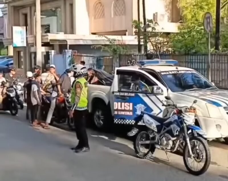 Satlantas Polresta Banda Aceh mengamankan sejumlah kendaraan yang diduga terlibat balap liar saat patroli Ramadhan di kawasan Ulee Lheue, Jumat (20/02/2026).