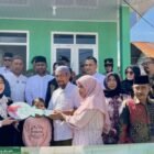 Wali Kota Banda Aceh menyerahkan kunci rumah layak huni kepada Zulkarnaini, warga Gampong Jeulingke, sebagai bagian dari program penyaluran zakat Baitul Mal Kota Banda Aceh untuk membantu masyarakat kurang mampu.(20/2/2026).