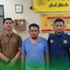 Pendeta asal Aceh, Dedi Saputra, saat menyampaikan klarifikasi dan permintaan maaf didampingi kuasa hukum terkait kasus yang sedang ditangani aparat kepolisian.(21/2/2026)
