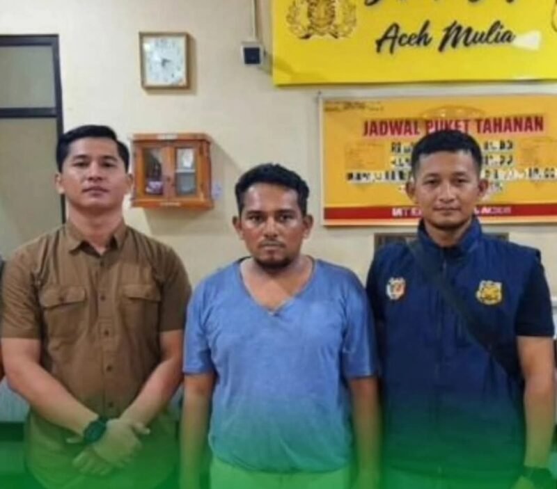 Pendeta asal Aceh, Dedi Saputra, saat menyampaikan klarifikasi dan permintaan maaf didampingi kuasa hukum terkait kasus yang sedang ditangani aparat kepolisian.(21/2/2026)
