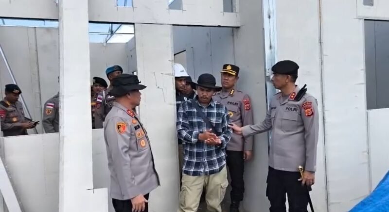 Kapolda Aceh meninjau progres pembangunan 150 unit hunian tetap (huntap) bagi korban banjir di Desa Simpang Kanan, Kecamatan Kejuruan Muda, Kabupaten Aceh Tamiang, dengan progres fisik mencapai 45 persen dan ditargetkan rampung pada Mei 2026.(21/2/2026).