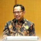 Mendagri Muhammad Tito Karnavian meninjau lokasi banjir dan menyerahkan bantuan kepada warga terdampak di Gampong Bale Panah, Kecamatan Juli, Kabupaten Bireuen, Sabtu (21/2/2026).