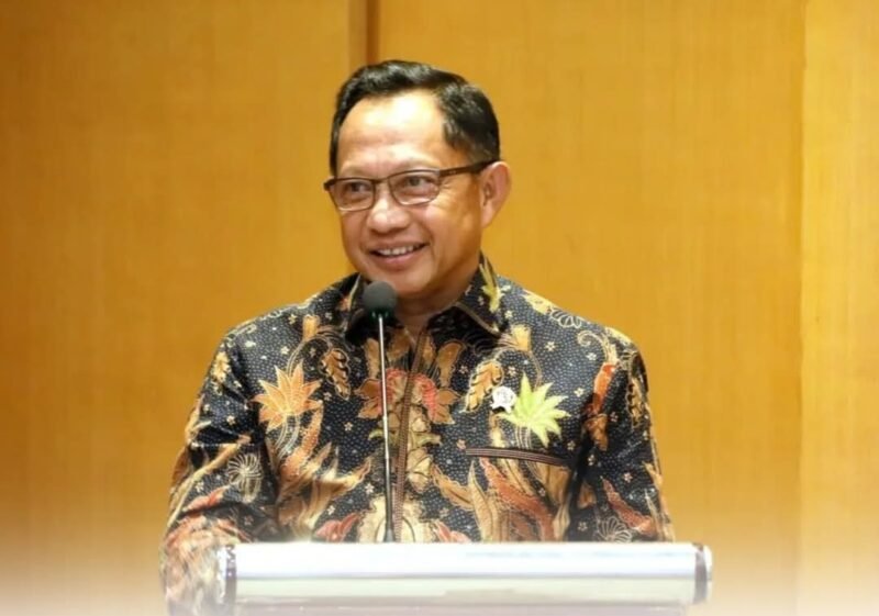 Mendagri Muhammad Tito Karnavian meninjau lokasi banjir dan menyerahkan bantuan kepada warga terdampak di Gampong Bale Panah, Kecamatan Juli, Kabupaten Bireuen, Sabtu (21/2/2026).