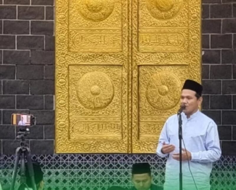 Wakil Gubernur Aceh Fadhlullah menyampaikan permintaan tambahan bantuan sapi meugang kepada Menteri Dalam Negeri Tito Karnavian usai shalat subuh berjamaah di Masjid Raya Baiturrahman, Banda Aceh, Minggu (22/2/2026).