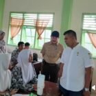 Plt. Kepala Dinas Pendidikan Aceh, Murthala Murthalamuddin, menyapa siswa dan memberikan arahan kepada guru saat melakukan kunjungan pembinaan di SMAN 6 Banda Aceh, Senin (23 Februari 2026),