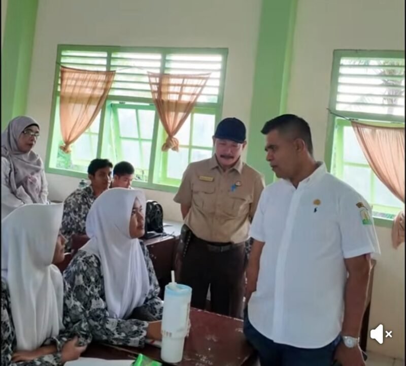 Plt. Kepala Dinas Pendidikan Aceh, Murthala Murthalamuddin, menyapa siswa dan memberikan arahan kepada guru saat melakukan kunjungan pembinaan di SMAN 6 Banda Aceh, Senin (23 Februari 2026),