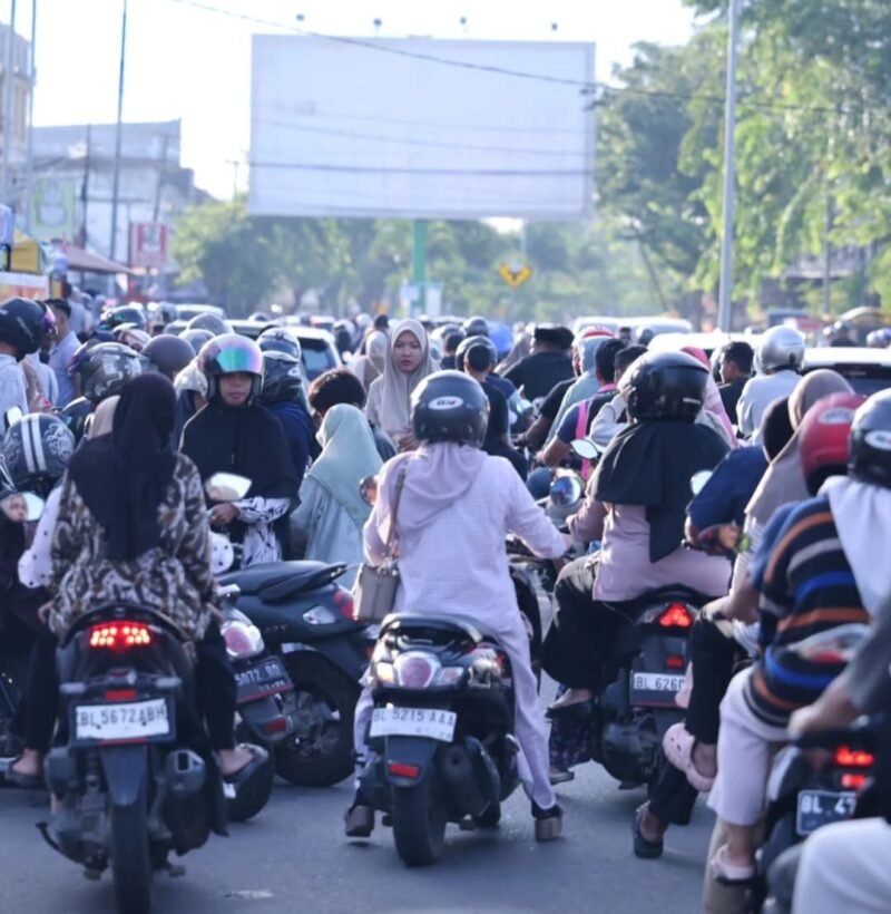 Petugas kepolisian bersama personel Dishub melakukan pengaturan arus lalu lintas di sejumlah titik padat kendaraan di Banda Aceh menjelang waktu berbuka puasa, Minggu (22/2/2026). Kepadatan dipicu meningkatnya aktivitas masyarakat berburu takjil Ramadan.
