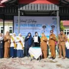 Wali Kota Banda Aceh Illiza Sa’aduddin Djamal berdialog dengan siswa saat menghadiri kegiatan pembudayaan keamanan pangan di SMP Negeri 10 Banda Aceh, Senin (23/2/2026).