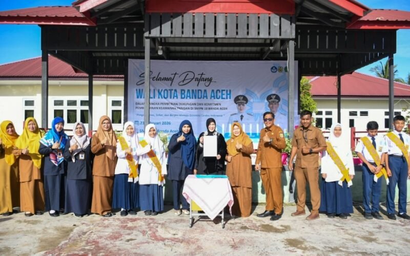 Wali Kota Banda Aceh Illiza Sa’aduddin Djamal berdialog dengan siswa saat menghadiri kegiatan pembudayaan keamanan pangan di SMP Negeri 10 Banda Aceh, Senin (23/2/2026).