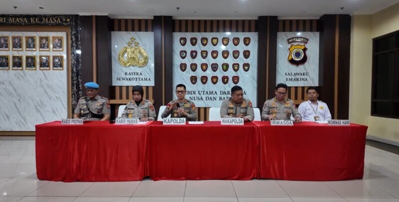 Kapolda Maluku Irjen Pol Dadang Hartanto menyampaikan keterangan pers terkait putusan Sidang Komisi Kode Etik Polri yang menjatuhkan sanksi PTDH terhadap oknum anggota Polri di Mapolda Maluku, Ambon.(24/2/2026).
