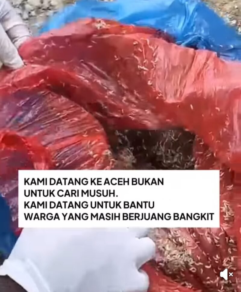 Bangkai anjing yang dibungkus plastik ditemukan di depan posko relawan Masjid Nurul ‘Ashri Yogyakarta di Sungai Liput, Aceh Tamiang. Meski diduga sebagai bentuk intimidasi, relawan tetap melanjutkan kegiatan pemulihan pascabanjir demi membantu masyarakat terdampak.(23/2/2026)