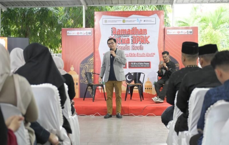 Ketua DPRK Banda Aceh Irwansyah ST memberikan sambutan pada kegiatan Ramadhan Bersama Ketua DPRK di Rumah Dinas Ketua DPRK Banda Aceh, mengajak generasi muda memanfaatkan media sosial untuk menyebarkan konten positif dan inspiratif.foto: Ist (22/2/2026).