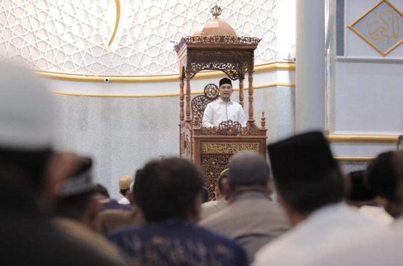 Wakil Wali Kota Banda Aceh Afdhal Kahlilullah menyerahkan bantuan kesejahteraan masjid saat memimpin Safari Ramadhan 1447 H Pemko Banda Aceh di Masjid Oman Al-Makmur, Gampong Bandar Baru (Lampriet), Senin (23/2/2026).