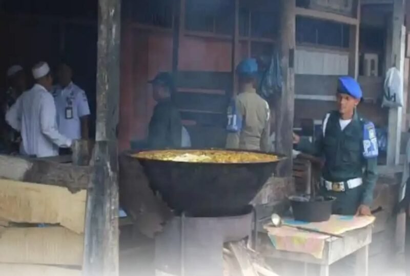 Petugas Satpol PP dan WH Aceh Besar melakukan pemeriksaan lapak dan dapur pedagang kuah beulangong saat sidak di Pasar Sibreh, Kecamatan Sukamakmur, guna memastikan tidak ada pelanggaran syariat selama Ramadhan.(25/2/2026).