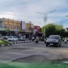 Kondisi jalan berlubang di ruas Lamnyong menuju Darussalam, Kota Banda Aceh, Rabu (25/2/2026), membahayakan pengendara dan dikeluhkan warga serta mahasiswa yang melintas setiap hari.