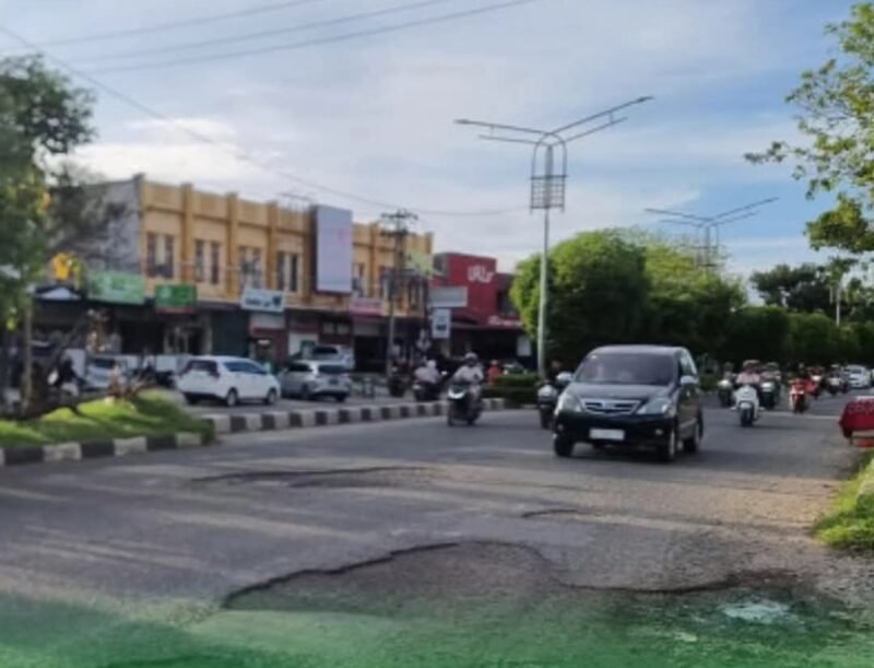 Kondisi jalan berlubang di ruas Lamnyong menuju Darussalam, Kota Banda Aceh, Rabu (25/2/2026), membahayakan pengendara dan dikeluhkan warga serta mahasiswa yang melintas setiap hari.