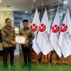 Bupati Aceh Besar Syech Muharram menerima penghargaan peningkatan Indeks Daya Saing Daerah (IDSD) 2025 dari Kepala BRIN pada rilis nasional IDSD di Jakarta.(24/2/2026)