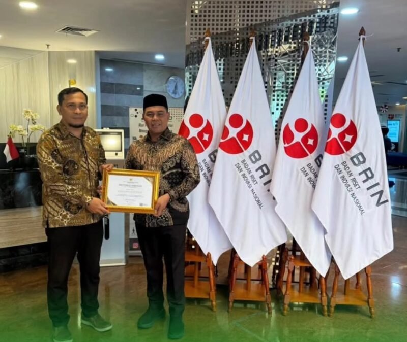 Bupati Aceh Besar Syech Muharram menerima penghargaan peningkatan Indeks Daya Saing Daerah (IDSD) 2025 dari Kepala BRIN pada rilis nasional IDSD di Jakarta.(24/2/2026)